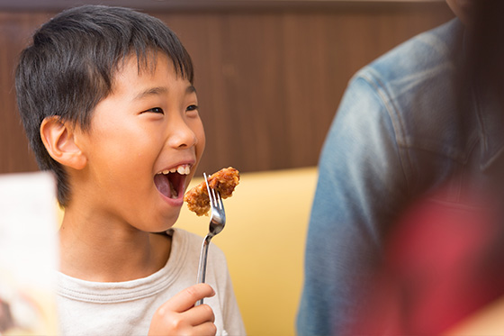 男の子がご飯を食べる様子